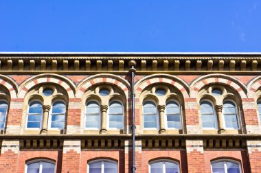 kırmızı tuğla bina 