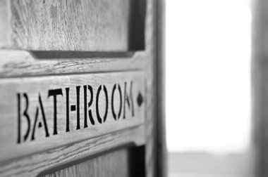 banyo kapısı.