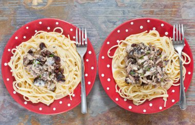 Sardalye ve spagetti