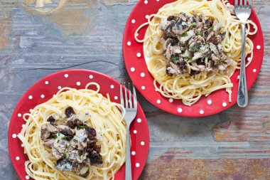Sardalye ve spagetti