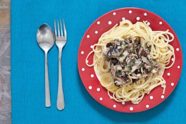 Sardalye ve spagetti