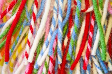 Renkli yün lifler