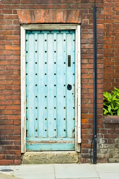 Alte blaue Tür — Stockfoto