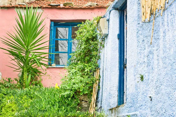 Casas rojas y azules —  Fotos de Stock