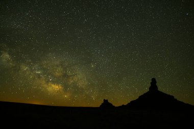 Horoz Butte ve Tavuk Butte ile Samanyolu Güneydoğu Utah 'taki Tanrılar Vadisi' nde ön planda. 850 _ 7373