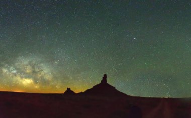 Samanyolu 'nun Panorama' sı Horoz Butte ve Tavuk Butte ile Güneydoğu Utah 'taki Tanrıların Vadisi' nde ön planda.
