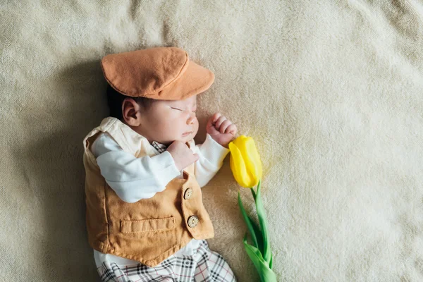 Neonato bambino con il tulipano. Festa della mamma — Foto Stock