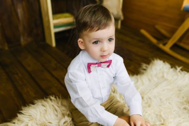 Kürk üzerinde oturan çocuk