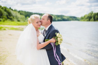 Gelin ve damat Nehri üzerinde yürüme