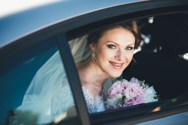 yakın çekim araba penceresinde bir gelin portresi