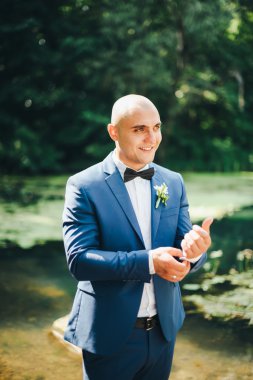 Kelepçeleri kadar düğmelerini mavi elbiseli damat