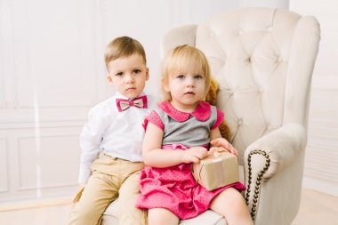 Çocuk bir kız hediye verir