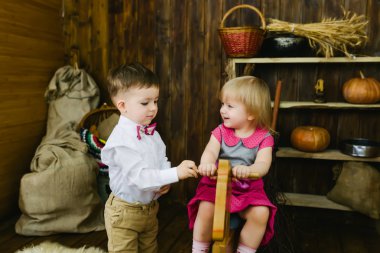 Çocuklar üzerinde tahta bir at binme