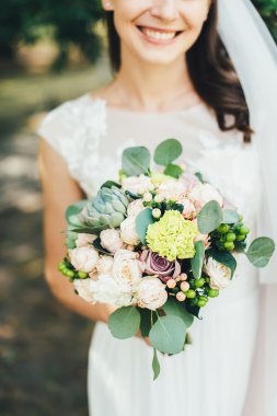 Beyaz gelinlikle açık havada güzel gelin