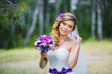 Bir gelinlik mor yay ile kız