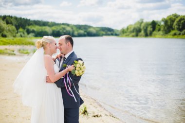 Gelin ve damat Nehri üzerinde yürüme