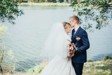 Gelin ve damat Nehri yakınında