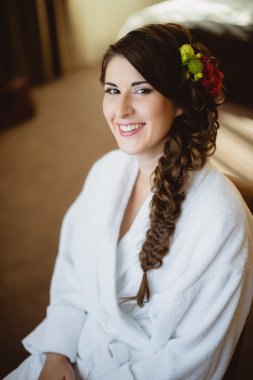 Gelin beyaz elbise bir sandalyede oturur