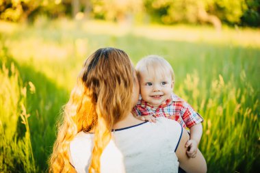 Anne oğlunu sarılma