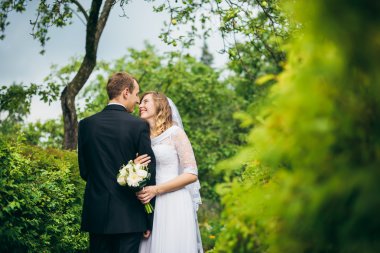 Gelin ve damat bir düğün gününde açık havada