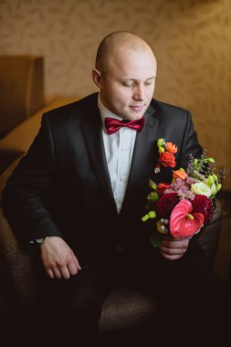 Buket ile bir pencere oturan gelin