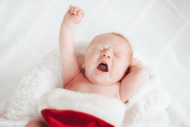 Noel Baba'nın bir şapka çocuk uyur