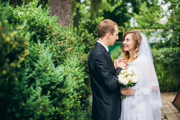 Bruid en bruidegom buitenshuis op een trouwdag — Stockfoto