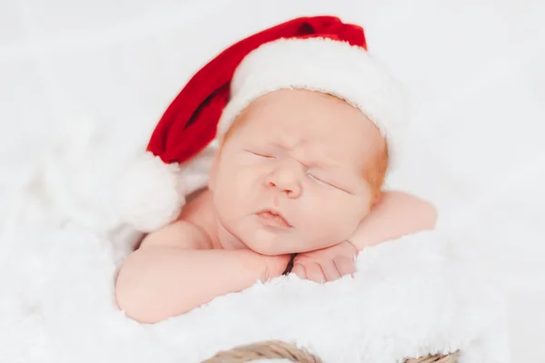 Bambino dorme in un cappello di Babbo Natale — Foto Stock