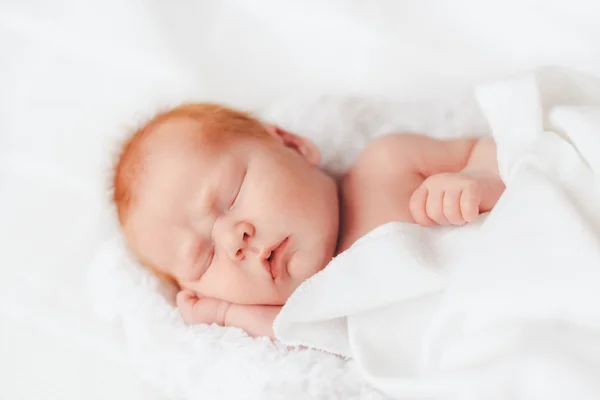 Dormire neonato in un involucro — Foto Stock