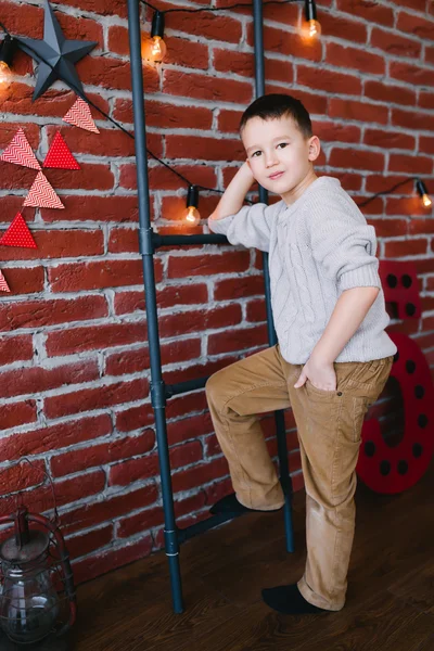 Pojke i en loft studio — Stockfoto