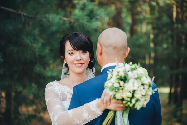 Bride embracing groom — Stock Photo, Image