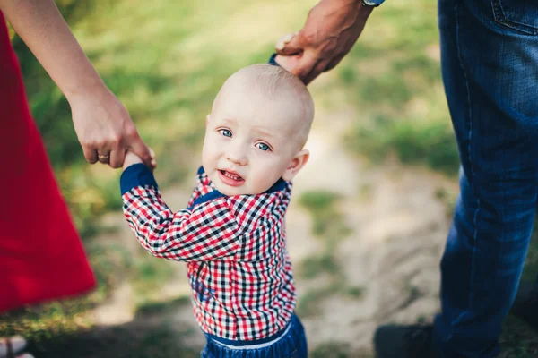 Vader moeder en zoon die hand — Stockfoto