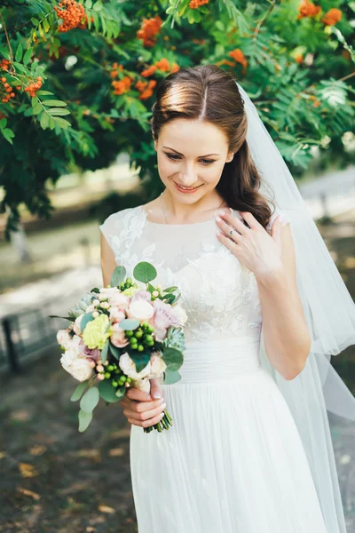 Mooie bruid in witte trouwjurk buitenshuis — Stockfoto