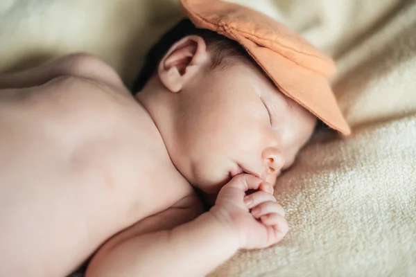 Child baby boy with tulip. Mothers day — Stock Photo, Image