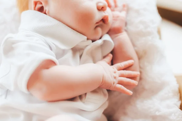 Bambino appena nato con pigiama che dorme nel cestino — Foto Stock