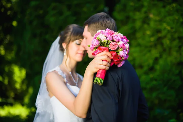 Bruden allomfattande brudgummen — Stockfoto