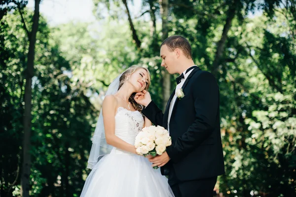 Noiva e noivo ao ar livre em um dia de casamento no parque — Fotografia de Stock