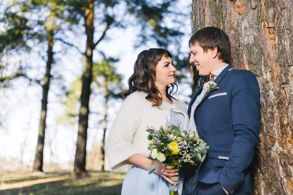 Couple marié dans la forêt embrassant — Photo