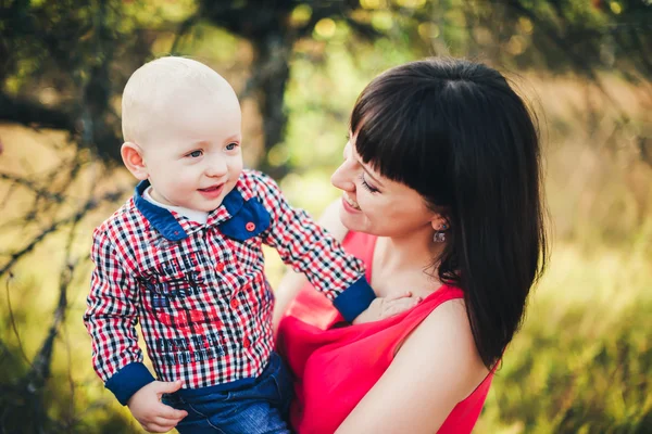 Матір з сином дитини в Осінній Парк — стокове фото