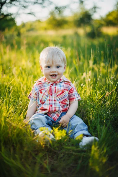 坐在草地上的儿童 — 图库照片