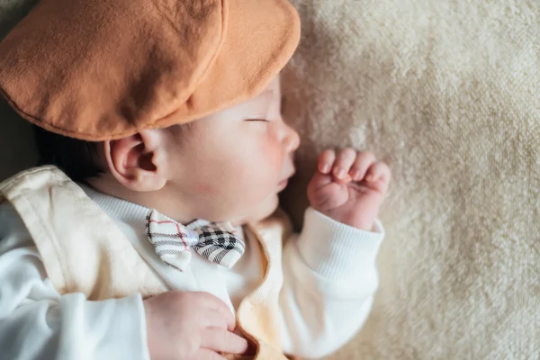 Neonato bambino con il tulipano. Festa della mamma — Foto Stock