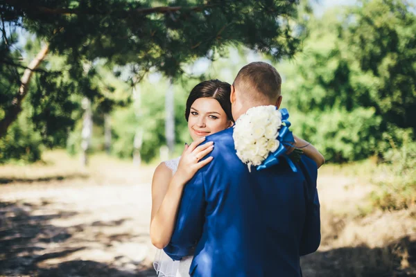 Bruden allomfattande brudgummen — Stockfoto