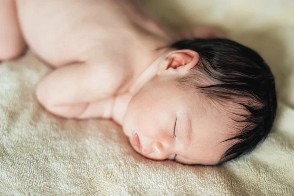 Child baby boy with tulip. Mothers day — Stock Photo, Image