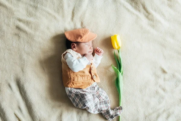 Neonato bambino con il tulipano. Festa della mamma — Foto Stock