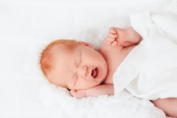 Dormire neonato in un involucro — Foto Stock