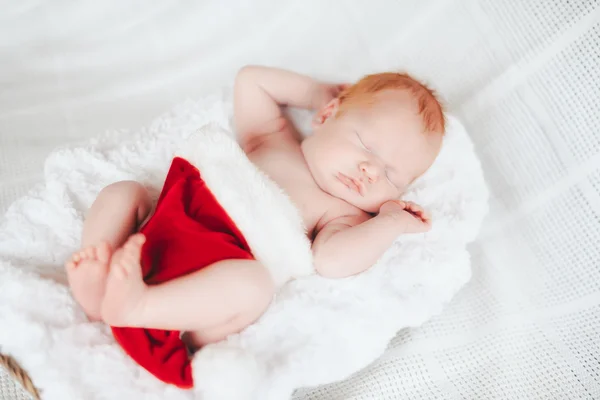 Bambino dorme in un cappello di Babbo Natale — Foto Stock