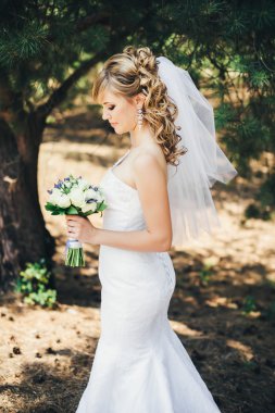 Gelin bir ormandaki açık havada