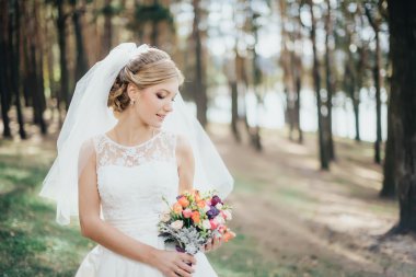 Beyaz elbiseli gelin.