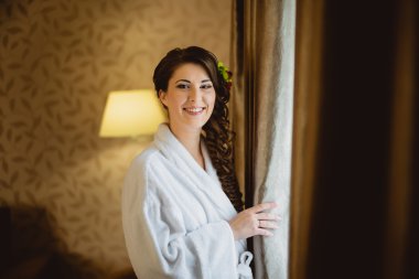 pencere ayakta beyaz önlük içinde gelin