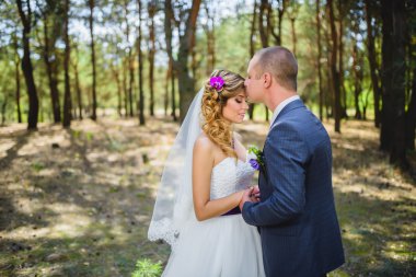 Gelin ve damat öpüşüyor.